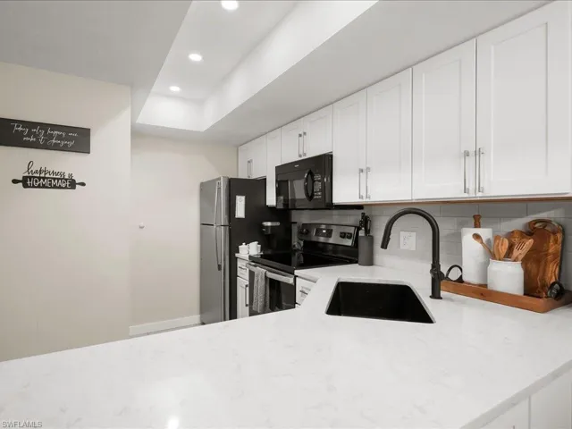 600  Neapolitan  WAY, Naples, FL 34103