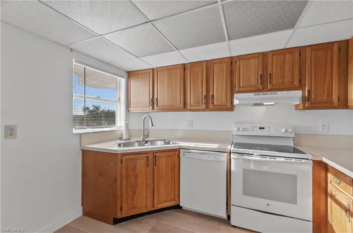 37 High Point Cir E 505, Naples, Florida 34103