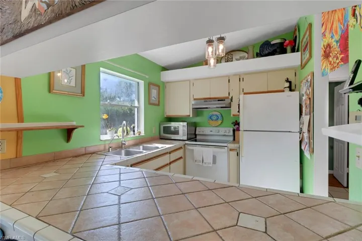 120  4th NE ST, Naples, FL 34120