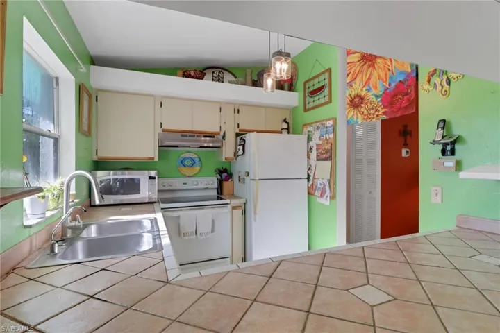120  4th NE ST, Naples, FL 34120