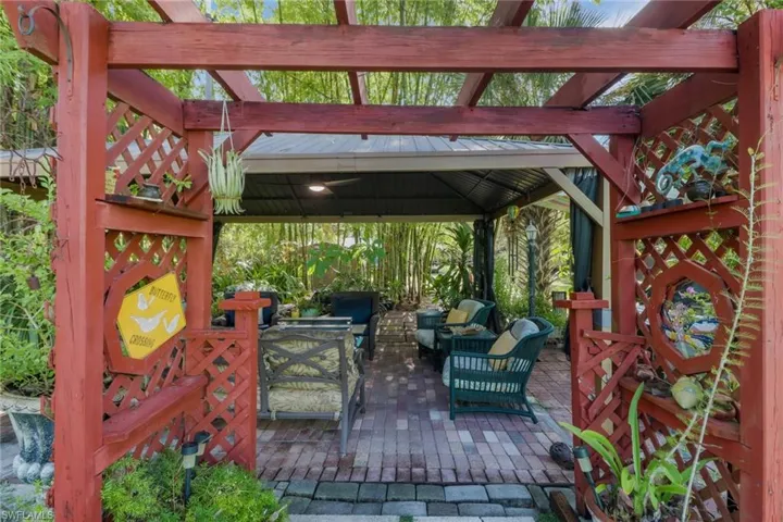 120  4th NE ST, Naples, FL 34120