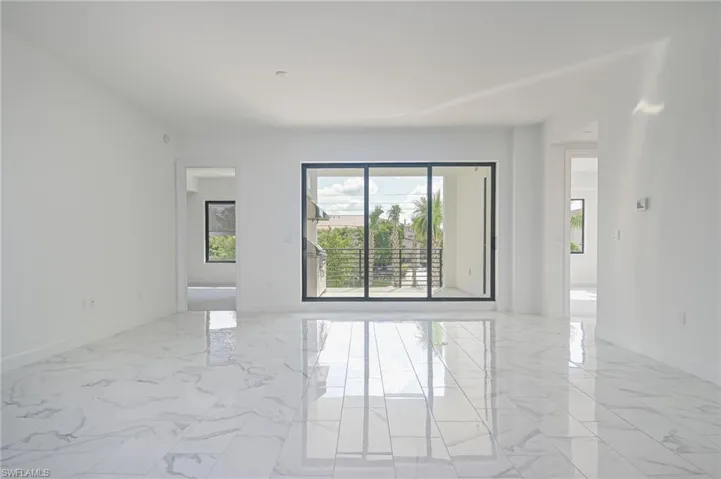 Open floorplan with 2 bedrooms - one on the left and one on the right both have access to the lanai