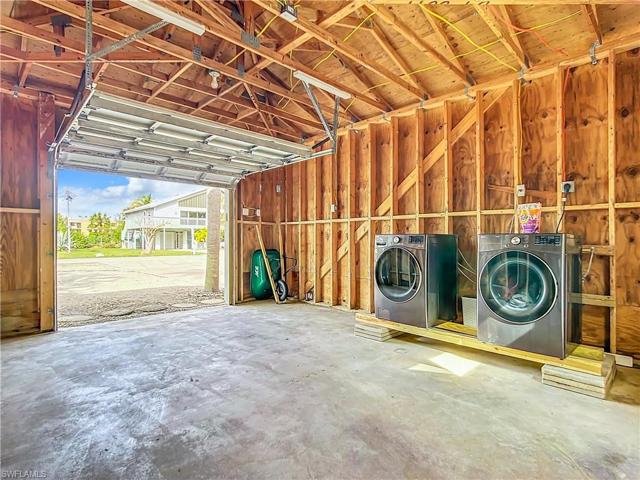 Detached Garage with Washer & Dryer