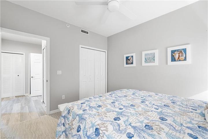2nd Guest Bedroom w/Coastal Decor, NEW CARPET, and Closet.