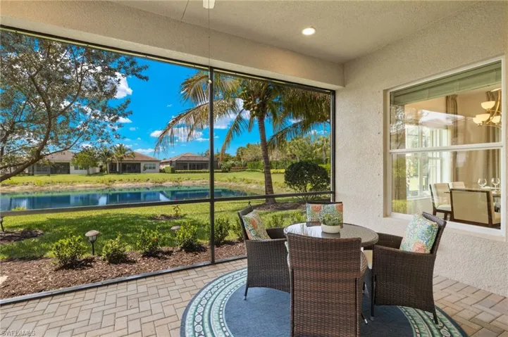 Lakefront Single Family Home in Valencia Bonita