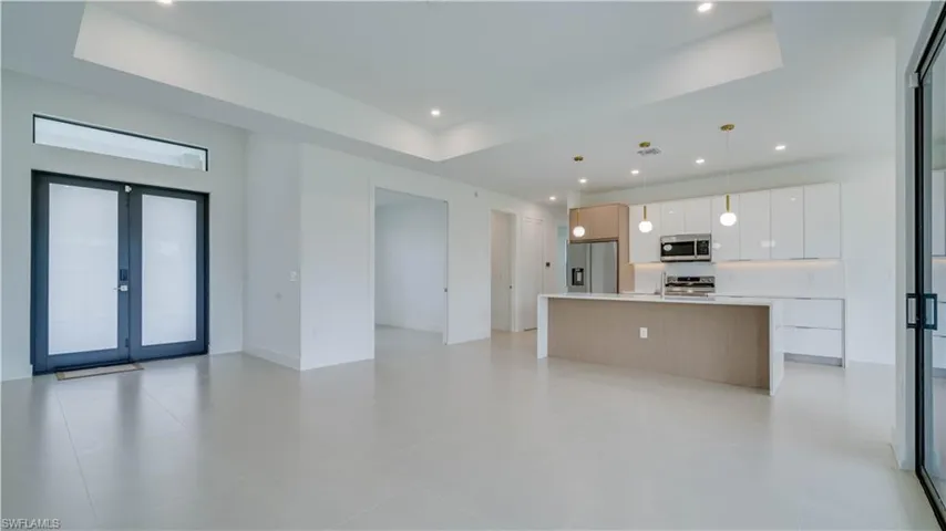 Gorgeous tile flooring throughout.