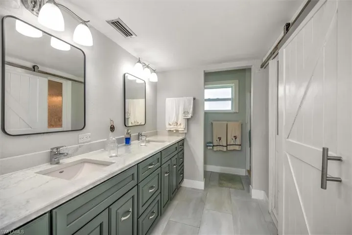 Master bath w/barn door big closet
