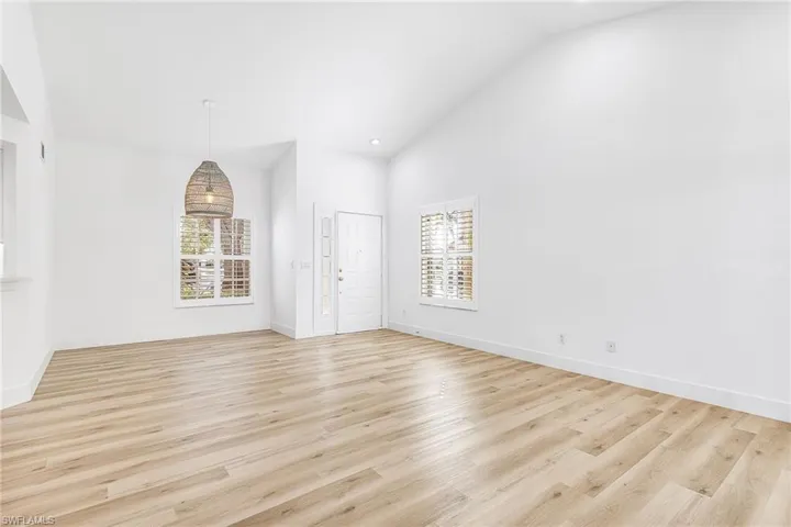 661  Windsor  SQ, Naples, FL 34104