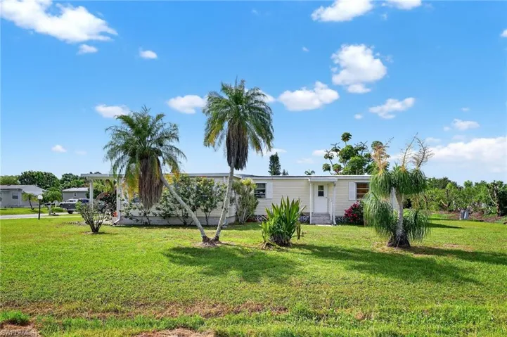 Manufactured / mobile home with a front yard