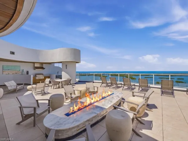 Omega Roof Top, hot Tub, Bar & Fireplace