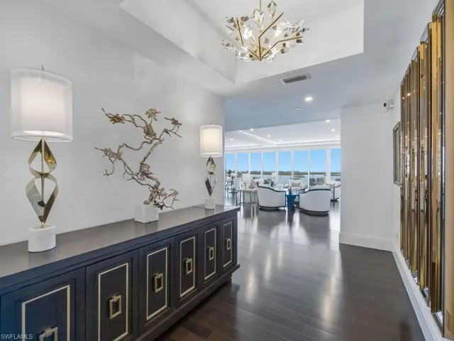 902 - Entryway/Foyer