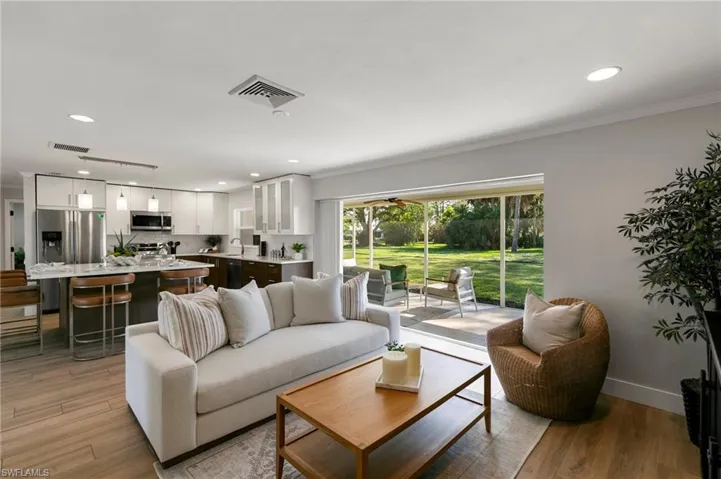 684  Pompano  DR, Naples, FL 34110
