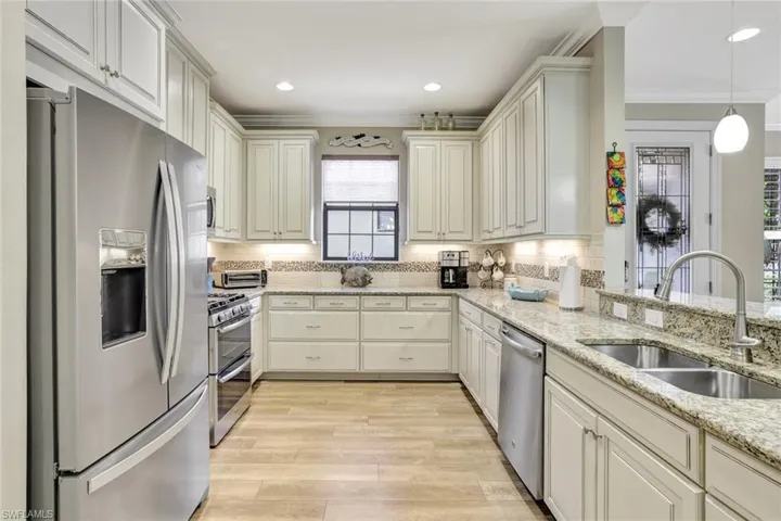 Upgraded raised panel cabinets & Pantry