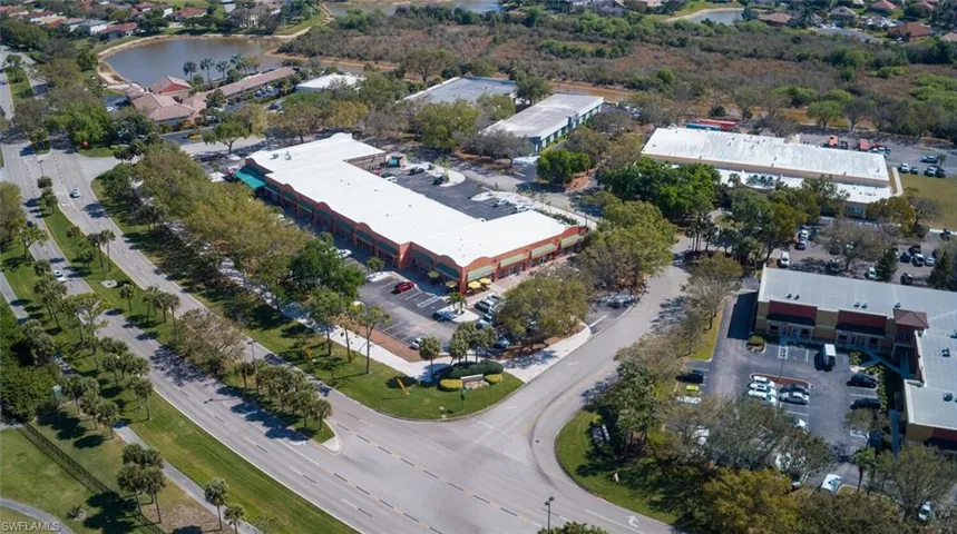 Towne Lake Dr. plaza, home to Boulevard Deli & Tavern, Scoop Me Up Ice Cream, Best Friends Animal Hospital, and more!