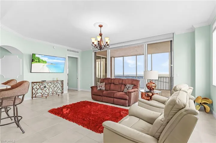 10-foot ceilings & crown mouldings