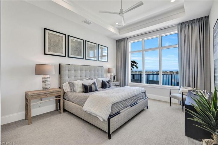 Lakeside guestroom with ensuite bath