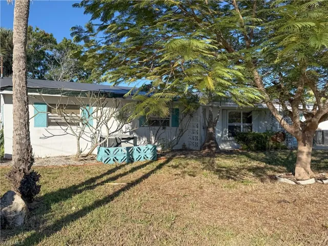 View of front facade with a front lawn