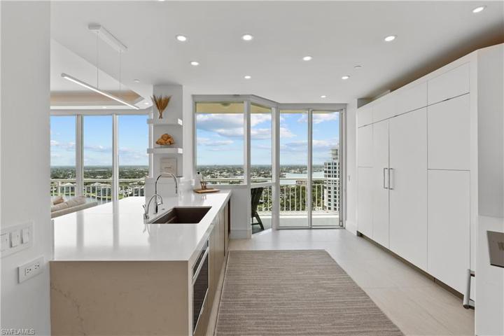 KITCHEN W/ACCESS TO BALCONY