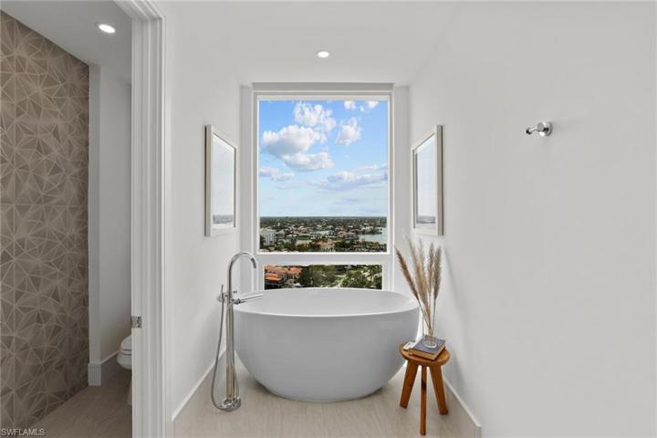 PRIMARY BATH FREESTANDING TUB