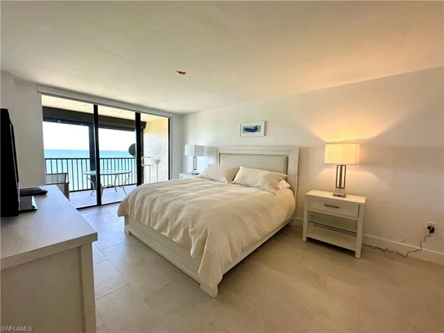 10951  Gulf Shore  DR, Naples, FL 34108