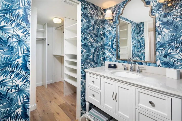 10525  Gulf Shore  DR, Naples, FL 34108