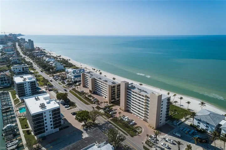 10525  Gulf Shore  DR, Naples, FL 34108