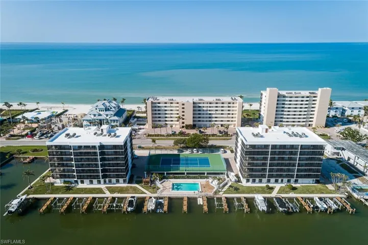 10525  Gulf Shore  DR, Naples, FL 34108