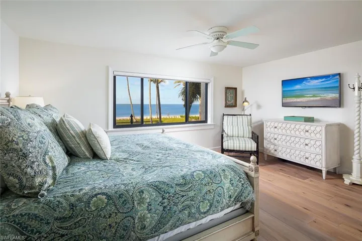 10525  Gulf Shore  DR, Naples, FL 34108