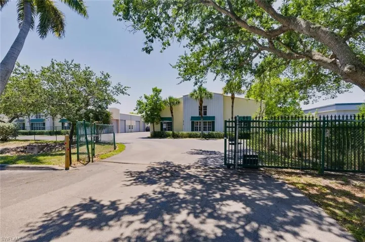 4776  Radio  RD, Naples, FL 34104