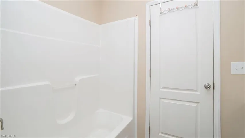 1005  Shady  LN, Naples, FL 34120