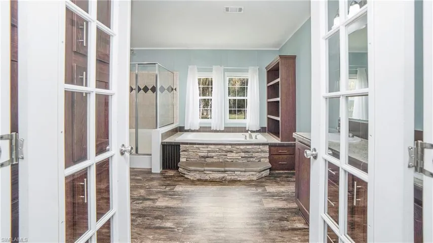 1005  Shady  LN, Naples, FL 34120