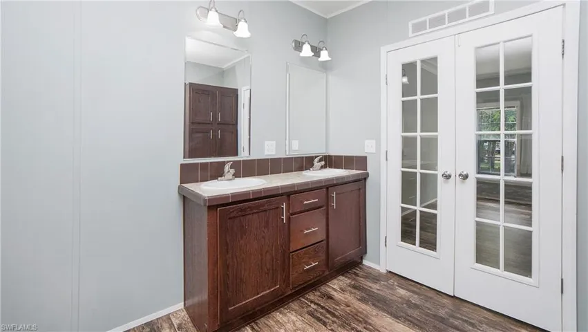 1005  Shady  LN, Naples, FL 34120