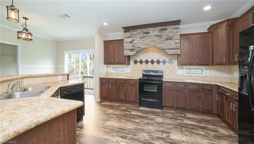 1005  Shady  LN, Naples, FL 34120