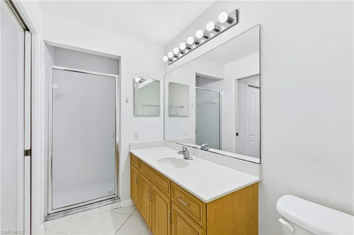 Bright and practical bathroom offering convenience, simplicity, and easy upkeep.