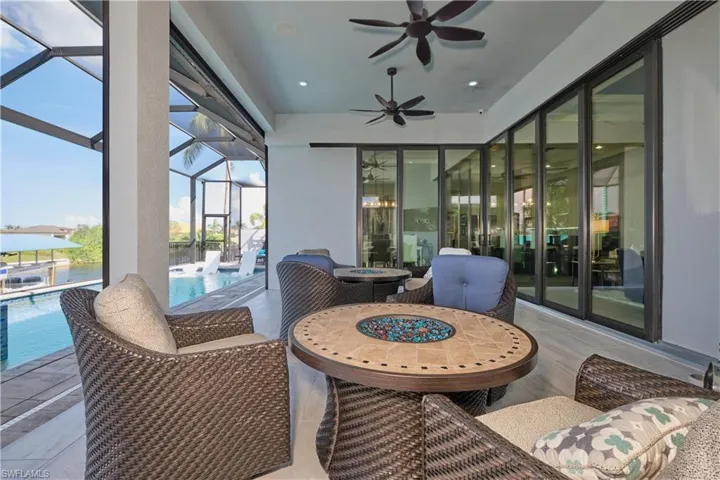 Sunroom / solarium with ceiling fan
