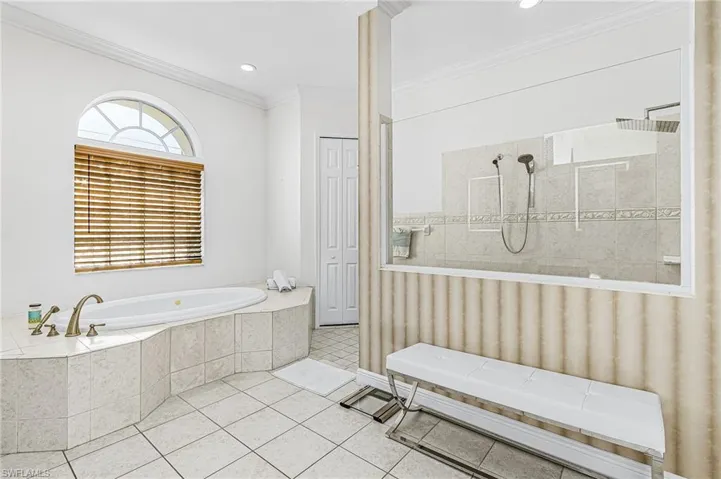 Primary Bathroom w/ soaking tub & walk in shower