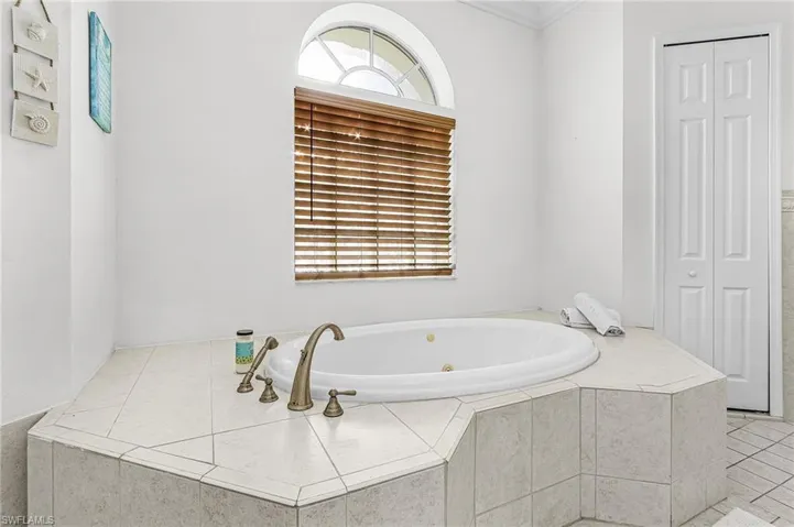 Soaking tub