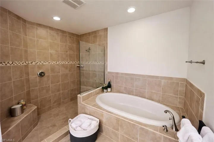2547 Marquesa Royale Ln 3-201, Naples, Florida 34109