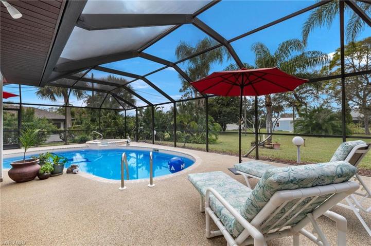Large Pool area to relax / Play