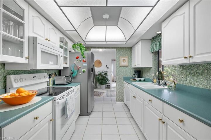 Large Kitchen without wasted space
