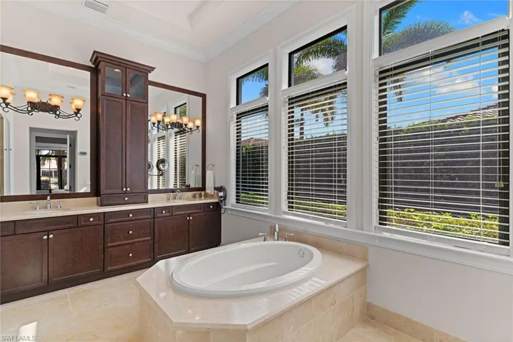 2234 Aberdeen Ct, Naples, Florida 34105