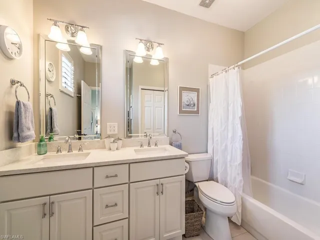 En-Suite Bath in Guest Room