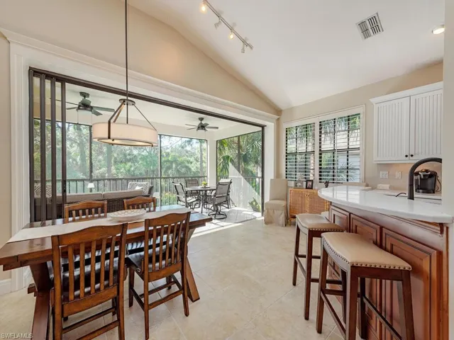 Dining area(s) w/treetop views