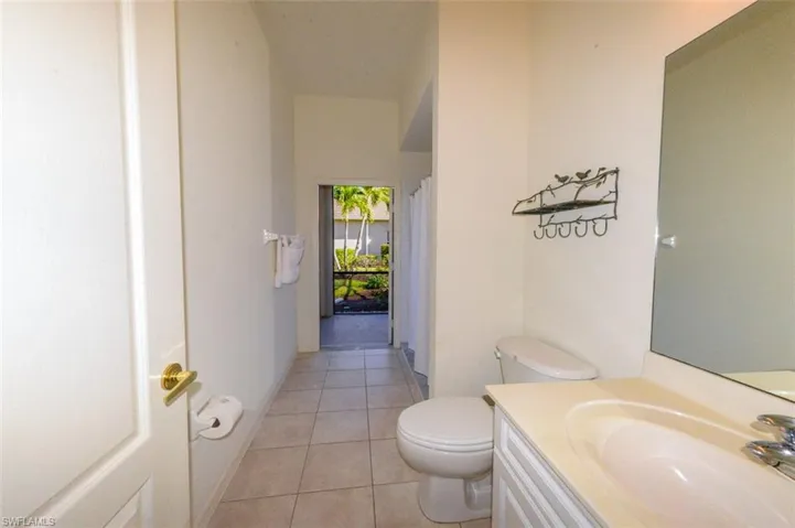 Bath leading to lanai