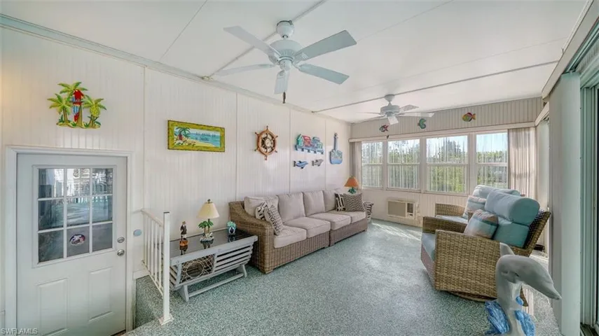 Florida room has door to garage and to lanai