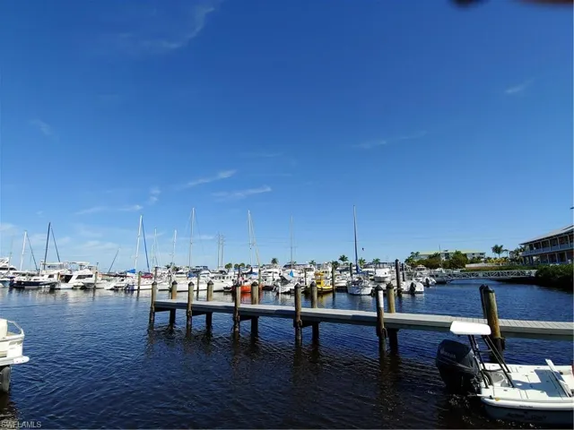 Marinas near restaurants