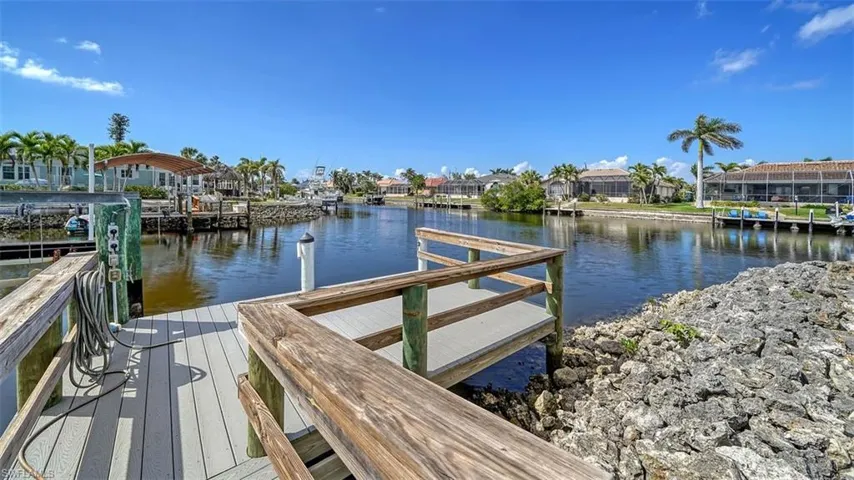 Dock w 8,000 lb lift