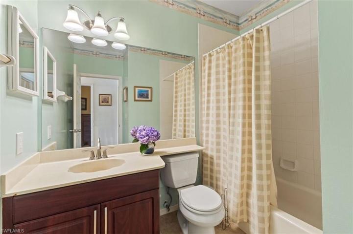 Recently renovated guest full bath with tub and shower