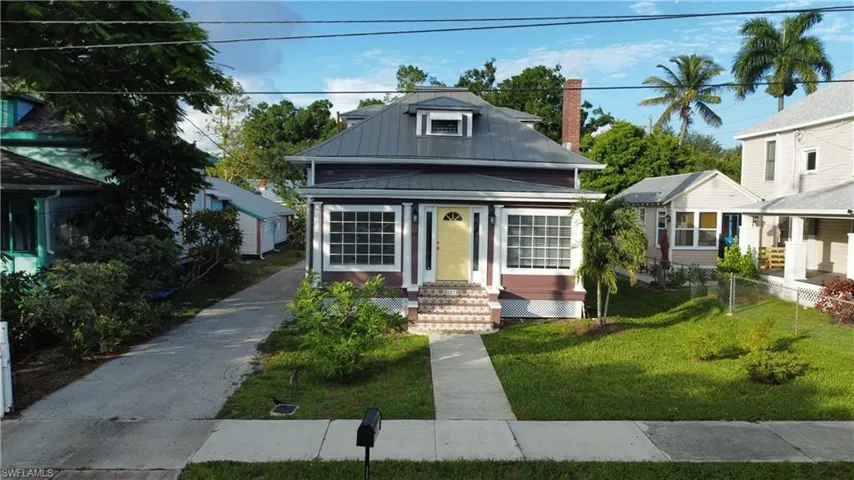 Bungalow with a front yard