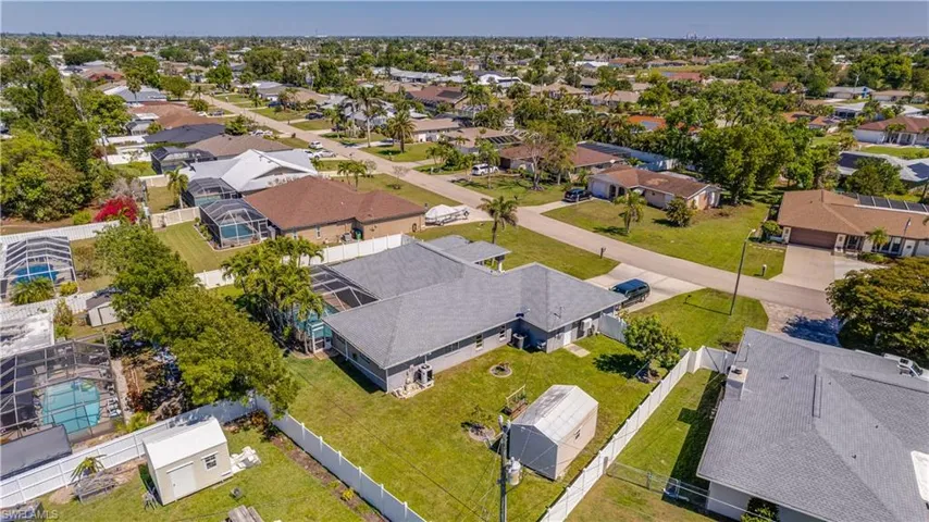 Bird's eye view with a residential view